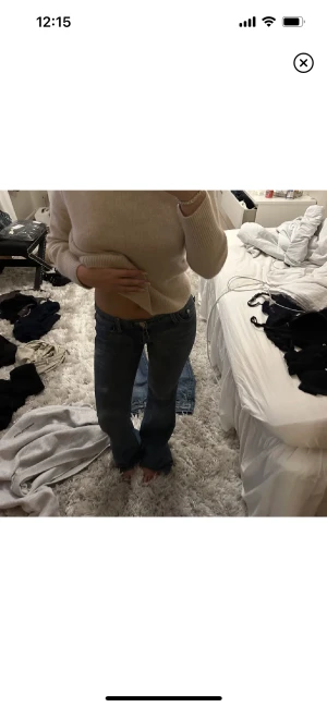 Low waist jeans - Säljer vidare dessa jeans som jag köpte på plick som tyvärr var för små för mig, bilderna är från förra ägaren 💕 Märket är rox&republic, innerbenslängd: 82 cm, midja: 76 cm