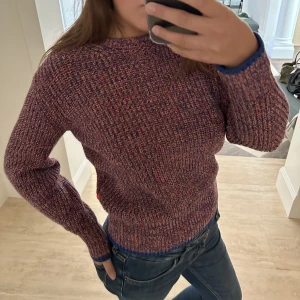 Stickad tröja - En supersnygg skön hösttröja i olika färger. Knappt använd, därför i mycket bra skick samt väldigt fin med snygga detaljer på ärmar och midja. Är storlek XS men passar mig som vanligtvis bär st 36. Skriv för mer bilder eller disskutering om pris❤️❤️