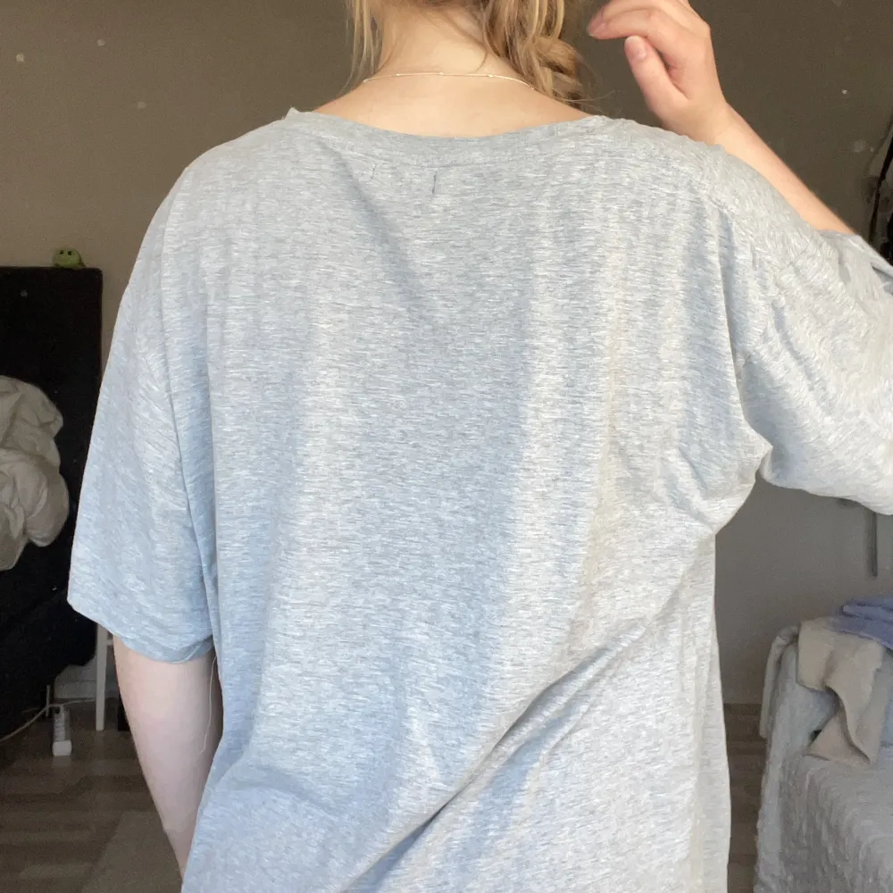 Perfekt tröja att ha på sig hemma eller sova i. Den är i 3XL så den är overzised, men inte allt för stor. Får tyvärr ingen användning för den längre, men den är i bra skick.. T-paidat.
