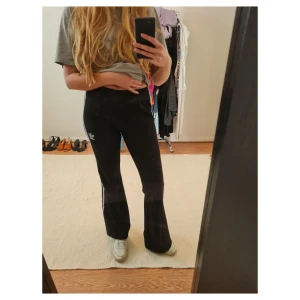 Adidas byxor  - Adidas byxor vida/bootcut stl 34/36. Använda endast 1 gång. 