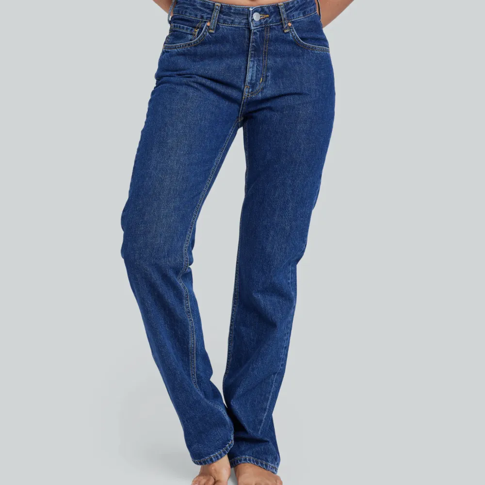 Säljer ett par assnygga jeans från bikbok. Jensen är låga i midjan och raka i benen. Säljer då de inte kommer till användning längre. . Jeans & Byxor.