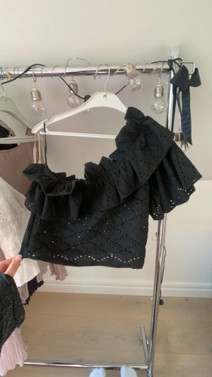One Shoulder Topp - En superfin Zara topp i svart med volanger. Använd fåtal gånger. Helt slutsåld! 