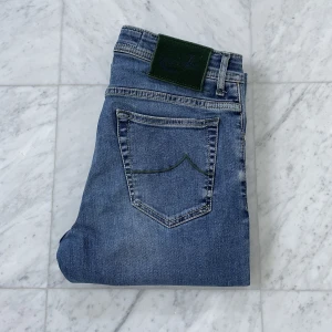 Jacob Cohen jeans - Säljer nu dessa otroligt snygga Jacob Cohen jeans som är slim-fit. Jeansen är i fint skick utan några tecken på användning, ’slitet’ på andra bilden är modellen - Nypris: 6000 kr - Storlek: 31 - Hör av er vid minsta fråga eller fundering :)