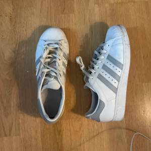 Knappt använda Adidas Superstars!  Något slitage, har använt ca 2-3 gånger. Ingen org låda eller kvitto, men dom är köpta på storm fashion i Köpenhamn. Skriv för mer info eller funderingar! Säljer pågrund av för lite användning. Pris kan diskuteras!