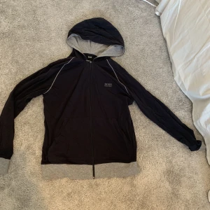 Hugo boss hoodie - Size S. Använd fåtal gånger. Skick 10/10. Köpt för 600kr. Köparen står för frakt.