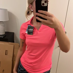 Ny puma träningströja - En tränings tshirt i nyskick ifrån Puma. Prislappen kvar och aldrig använd. Nypriss 599kr🌸🌸🌸