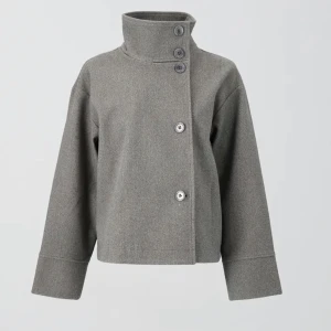 Gina Tricot  - Säljer min knappt använda kappa från Gina Tricot, fråga om bilder❤️ Skulle vara intresserad av ett byte i xs