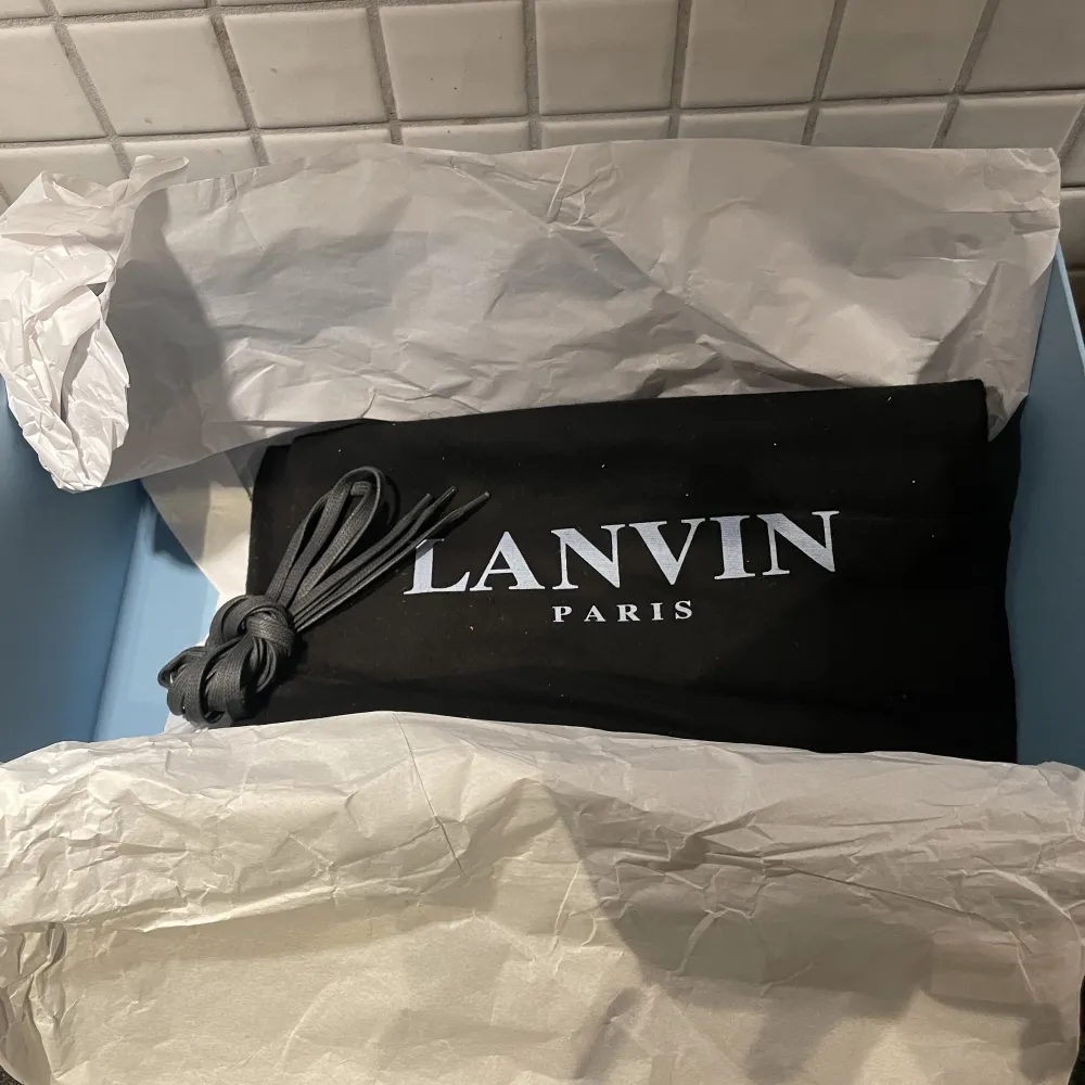 Säljer nu mina lanvin cap toe skor i toppskick! Cond 8,5/10. Nypris runt 4000. Storlek uk 9 så passar 43-44. Box, dustbag och extra snören medföljer. Priset är diskutabelt, tveka inte att skriva vid frågor och funderingar.. Skor.