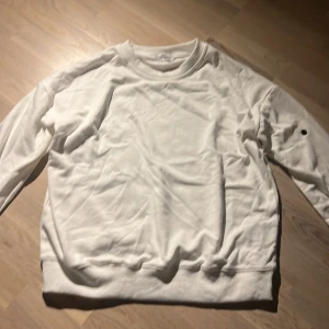 Stone island Sweatshirts (Vita) - Säljer 2 Stone Island sweatshirts för billigt pris. Då tröjorna är kopior så har jag satt ner priset ganska rejält till vad de skulle vara värda om de var äkta. Inte använda överhuvudtaget. Storleken är M men passar S och XS bra också.