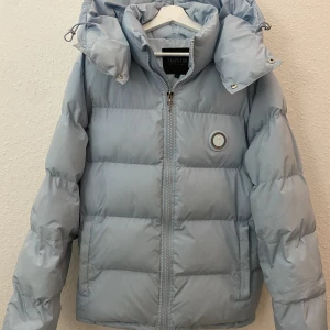 Trapstar jacka  - Säljer min trapstar jacka då den inte passar mig längre. Inga fläktar. Litet litet hål i ena jackfickan. Pris kan diskuteras. Kvitto finns! 