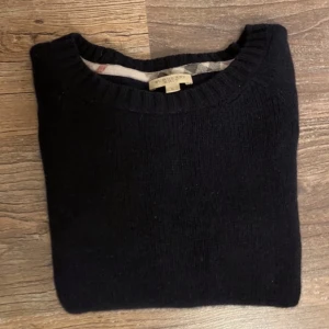 Burberry Kashmir sweater - Tjena! Säljer nu denna tvär feta tröjan från burberry. Den är i Kashmir och skicket är 9/10 pyttelitet hål (fråga om bild). Kontakta mig vid eventuella frågor eller prisförslag!😁👍