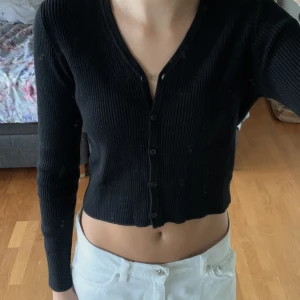 Kofta - Svart ribbad kofta från brandy Melville. Passar storlek xs-s🫶
