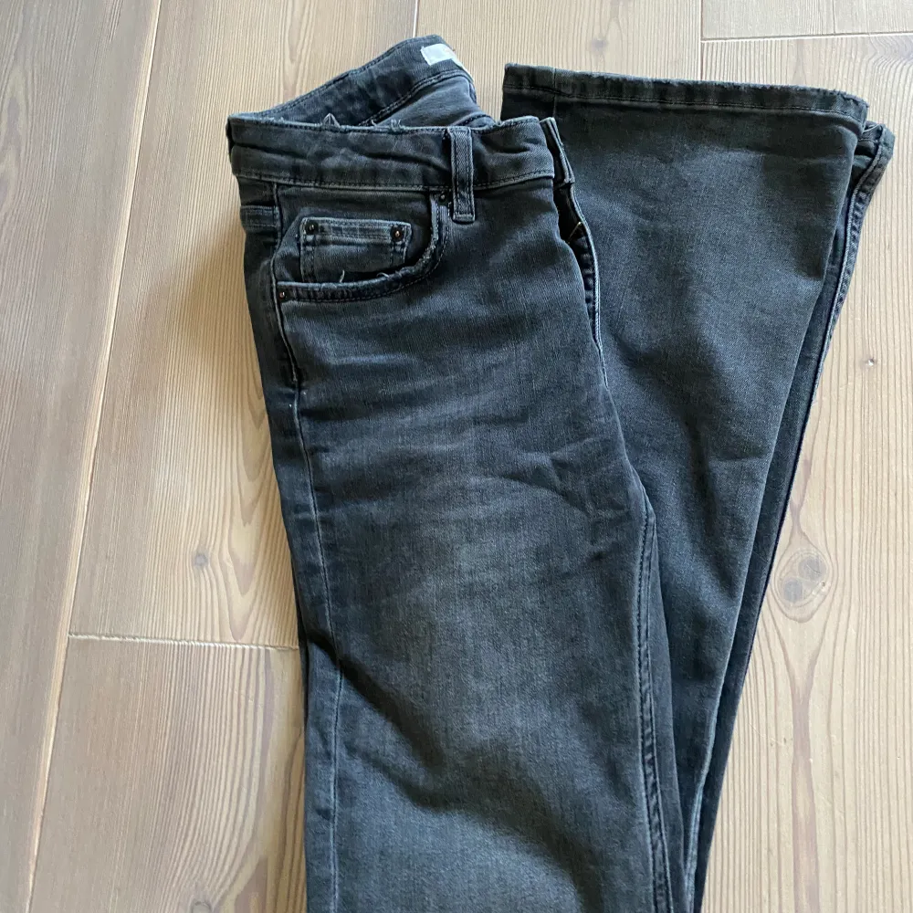 Ett par lågmidjade/midraise bootcut jeans i färgen grå från Gina Young i ett bra begagnat skick! Köparen står för frakten! Hör av er om ni har några frågor :). Jeans & Byxor.