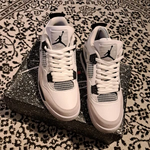 Jorden4  - Hej säljer mina jorden 4 military black. som jag fick på min födelsedag men det va tyvär fel storlek så istället så säljer jag de. De är 1 av 1 kopier box ingår.