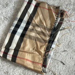 Burberry - Burberry halsduk oanvänd 