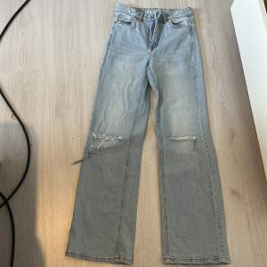 säljer dessa jeans då ja vill få bort dom! ordinarie pris 500 mitt pris 100 kr kan sänkas till 90! 💙