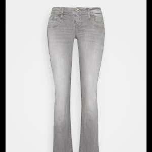 Ltb jeans  - Säljer mina ltb valerie jeans! Dom är lite slitna längst ner vid hälen men är annars i bra skick! 💗💗