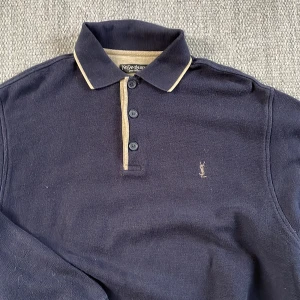 Ysl halfzip  - Ysl vintage halfzip i stickat tyg, ish knitwear lite åt sweatshirt hållet också! Vädligt fint skick på denna sällsynta tröja, size L passar även M 