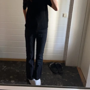 svarta jenas💞 - säljer dessa snygga jeans för att de bärjar bli förkorta för mig, dom är i super fint skick - priset kan diskuteras! köpte för 499