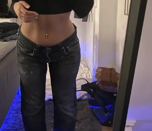 Vintage low waist Levis jeans - Säljer vidare dehär vintage Levis lågmidjade jeansen, jätte fina men passade inte mig!(lånade bilder