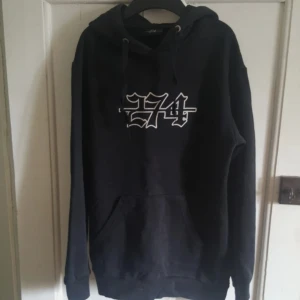 Hoodie - Svart hoodie från 274. Bra skick. Katt finns i det rökfria hemmet.