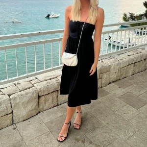 Marc Jacobs väska - Axelremsväska från Marc Jacobs! Köpt från Vestiaire för ett år sedan men varsamt använd💛 Köpt för 1800, säljer nu för 1300🤩