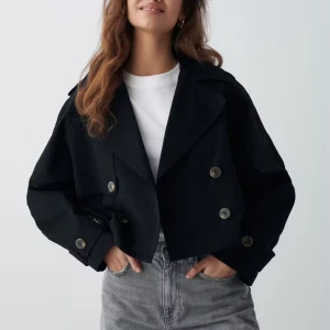 Short trenchcoat  - Snygg trenchcoat från Gina i storlek s. Slutsåld. Endast testad. 