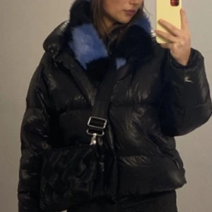 Vintage monkler jacka - Vintage från 90 talet. Hål på armen därav lågt pris. Går att reparera med lapp. 