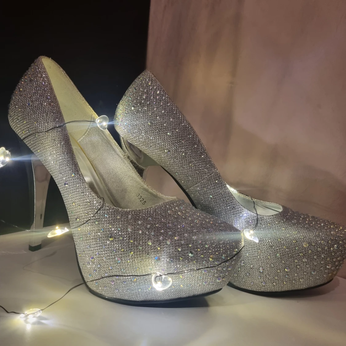 Glittrande silverpumps med skimmrande stenar 