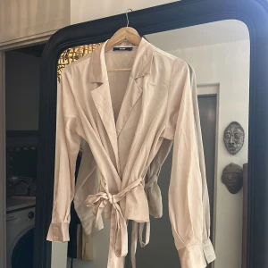 Satin blus - Fin satin blus med skärp