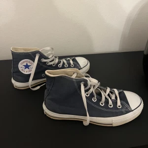 Converse  - Nästan helt oanvända mörkblå, super snygga converse som tyvärr inte kommer till användning💕pris kan absolut diskuteras