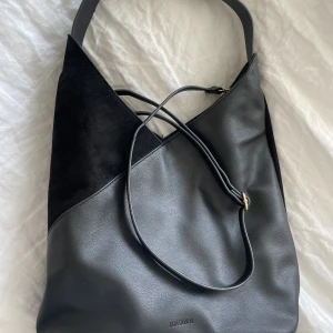 Hobo väska - Hobo väska från Don Donna (Accent) i fint skick. Liten dator får plats. Säljer då jag köpte en ny väska. Frakt står köparen för 🤎