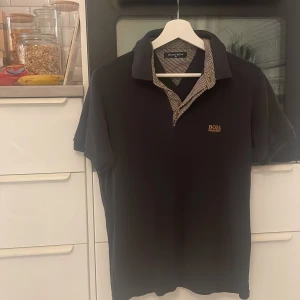 Hugo boss piké - Fin Hugo Boss piké som är sparsamt använd, Storlek M.  Givetvis Äkta.