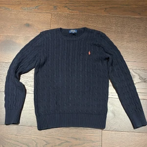 Ralph lauren tröja  - Säljer denna snygga Ralph lauren tröja då den inte kommer till användning. Den är i bra skick 8/10. Nypris är runt 1200 kr men mitt pris är 250 kr. Storleken är 18 - 20 år, Hör av er vid minsta frågor!