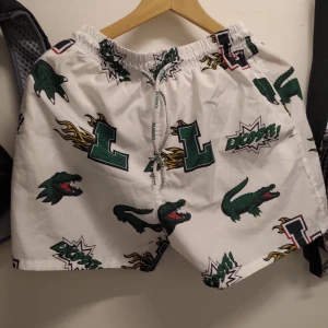 Lacoste streetwear  - Hej? Bilderna är kanska slarvig tagen. Skick är bättre var det ser ut på foton. Använder dem mesta av de är knappast används önska du mer bilder ,,det bara pm