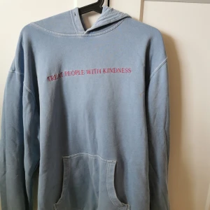 HARRY STYLES OFFICIAL MERCH  - ⭐Harry Styles Official Merch Hoodie ⭐ Välanvänd men ändå i bra skick. Har en liten fläck på ena sidan som säkert går att få bort med vanish. Hör av er vid funderingar! 