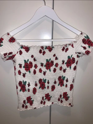 Blommig topp - Hollister topp, använd 1 gång.  