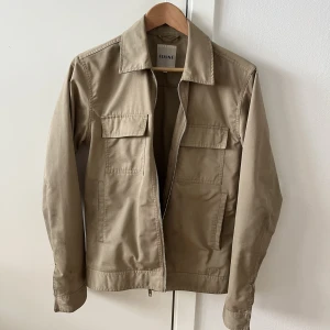 Beige jacka  - Beige jacka från Elvine.  Nypris: 2500 :-   Sparsamt använd 