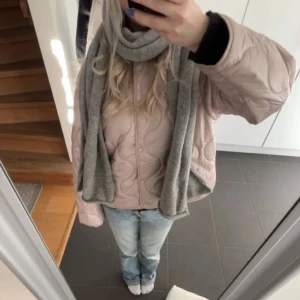 Mango jacka - Intressekoll på min skitsnygga höstjacka från mango som inte går att få tag på längre, (första bilden är lånad) den är i nyskick!💗