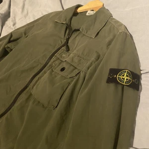 Stone Island overshirt - Säljer min Stone island overshirt i storlek M perfekt till hösten, fint skick, (äkta) köpt på NK, kvitto finns, hör av er vid frågor eller funderingar😄