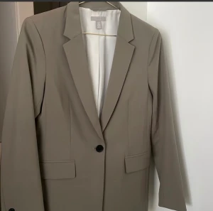 Enkelknäppt kavaj  - Ny kavaj  Fin sober färg i grön/beige/grå 