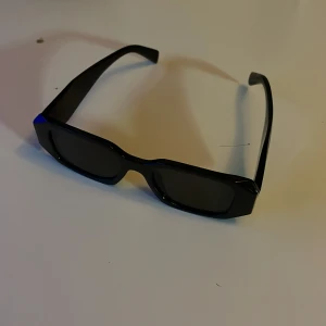 Prada solglasögon - Jag säljer mina Prada solglasögon. Har inte nån användning för dem och har haft dem ett par gånger utomlands och på fester.