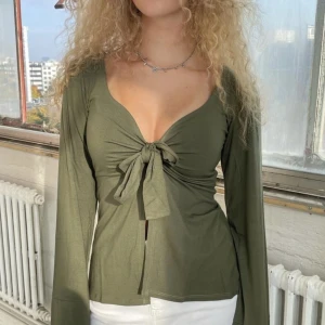 Maddy blouse  - Säljer den här toppen i en så fin grön färg från designby si då jag inte använder den!🩷👌därför inte så använd 🥳jag postar med en gång efter du betalat!