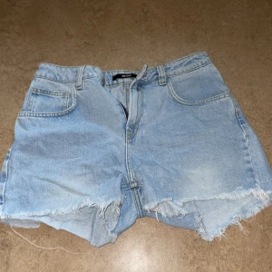 Bikbok jeansshorts  - Säljer dessa jeansshorts från Bikbok då dom är för små, använd få gånger. Är fransade i låren, men annars i nyskick Storlek:M
