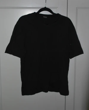 Tshirt - Tshirt från Enrico Mori i storlek 48, liten i storlek. Vringad. Använd men i bra skick! 