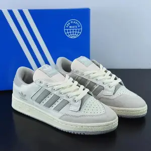 Adidas skor, tvättas innan de säljs :) 🩷