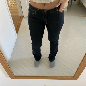 Lågmidjade jeans  - Säljer oanvända lågmidjade jeans i mörkblå färg som är raka i benen. Från H&M i strl 34 och är supersköna och mycket stretch!