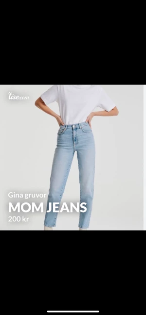Mom jeans - Mom jeans i fint skick. Har klippt hål på insida vid gylfen för att kunna trä igenom ett skosnöre för att få dem att sitta åt i midjan utan skärp, ett riktigt lifehack enligt mig! Detta är inget som syns på utsidan eller märks av alls
