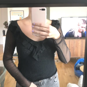 Tröja - Tröja i både stickat och mesh. Ärmarna är i mesh samt hela ryggen 💜oklart vart den kommer ifrån, köpt på secondhand. 