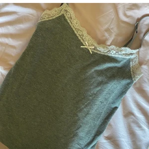 Sött spetslinne🌷💕🫶 - Otroligt sött spetslinne som köptes på plick, men var för stort för mig. Står ingen storlek, men skulle uppskatta en stor S till M. Första 2 bilderna är lånade från förra säljaren och färgen stämmer bättre överens med verkligheten på de. Justerbara band🫶🫶